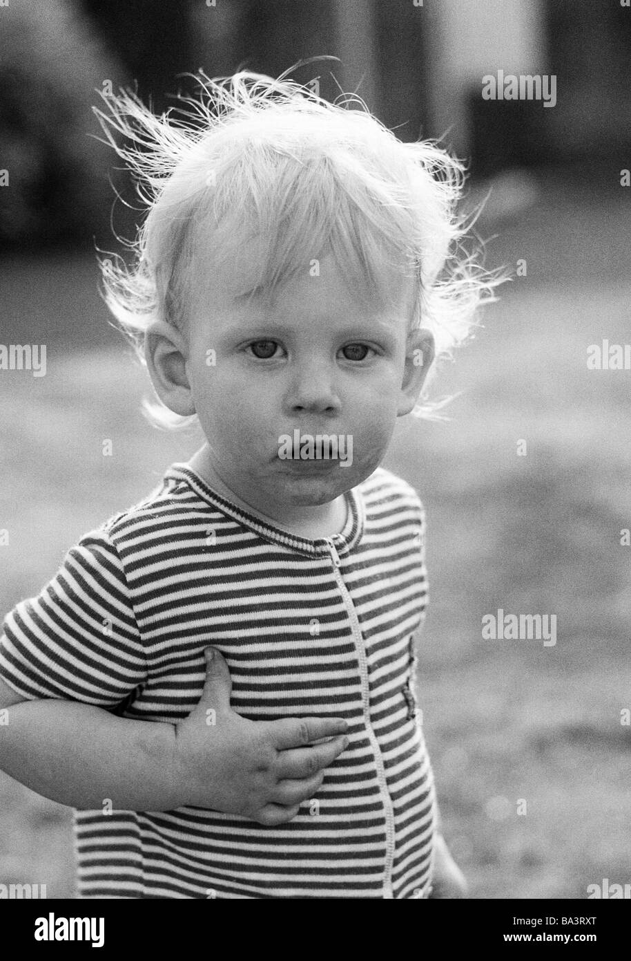 Années 70, photo en noir et blanc, les gens, les enfants, petite fille, portrait, âgés de 1 à 2 ans, Judith Banque D'Images