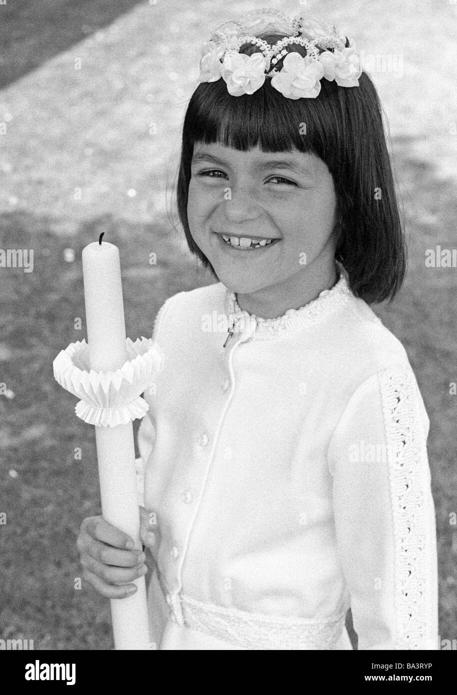 Années 70, photo en noir et blanc, la religion, le christianisme, Première Communion, girl porte une bougie, âgés de 8 à 12 ans, Andrea Banque D'Images