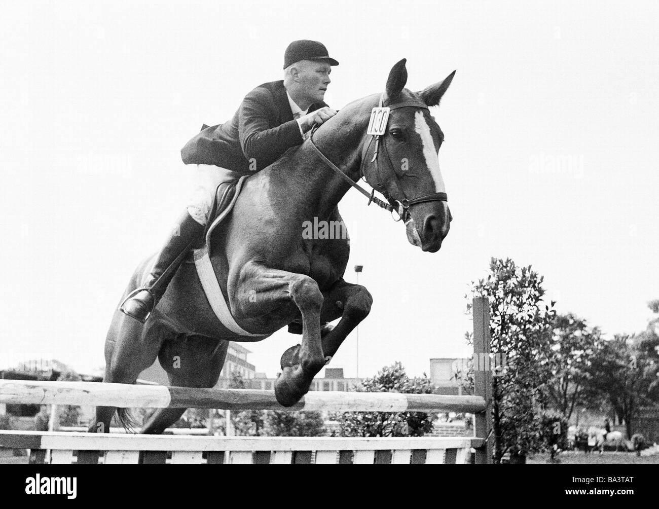 Années 1970, jeune garçon portant un casque et une veste équitation à l