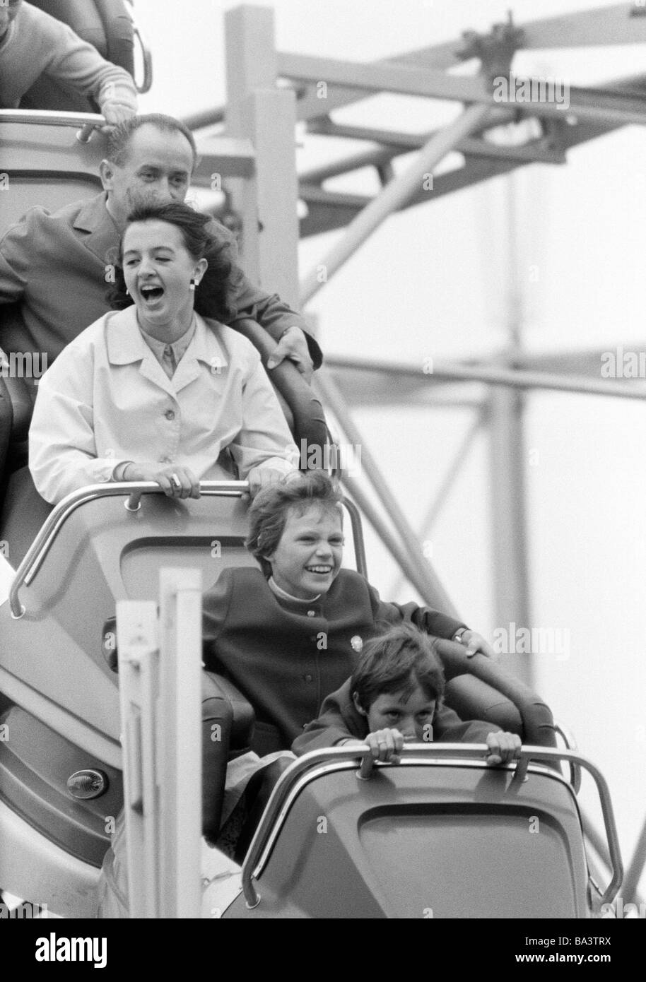 Années 60, photo en noir et blanc, les gens, la famille sur la kermess, Munich Beer Festival 1966, du plaisir avec un tour de caboteur de rouleau, l'homme, âgé de 35 à 40 ans, femme, âgée de 30 à 35 ans, fille, âgés de 11 à 14 ans, garçon, âgés de 8 à 11 ans, D-Munich, Isar, Haute-Bavière, Bavière Banque D'Images