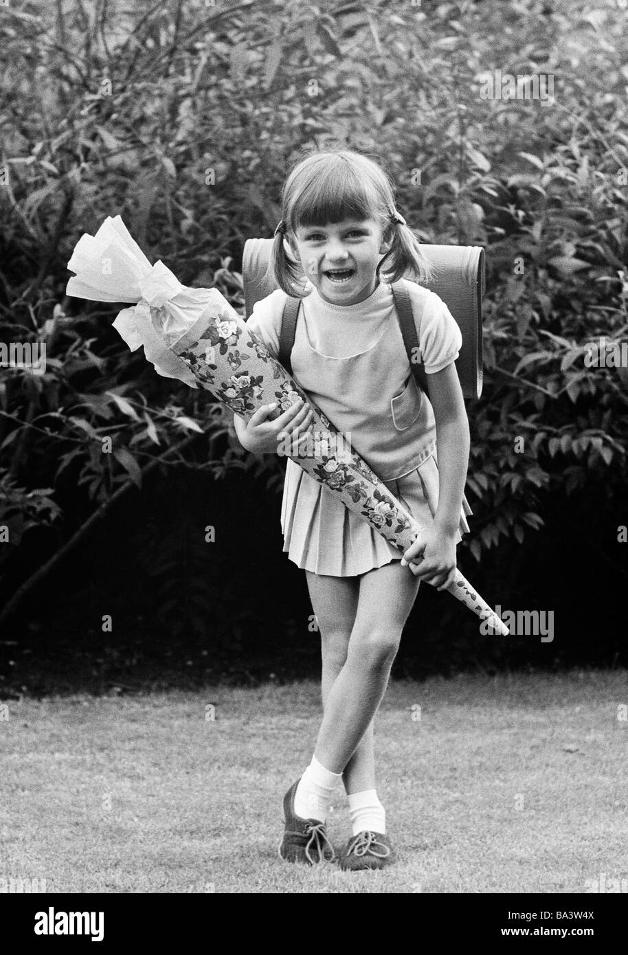 Années 60, photo en noir et blanc, les gens, les enfants, l'inscription, petite fille de l'école avec cône et sac d'école, de 5 à 7 ans, Birgit Banque D'Images