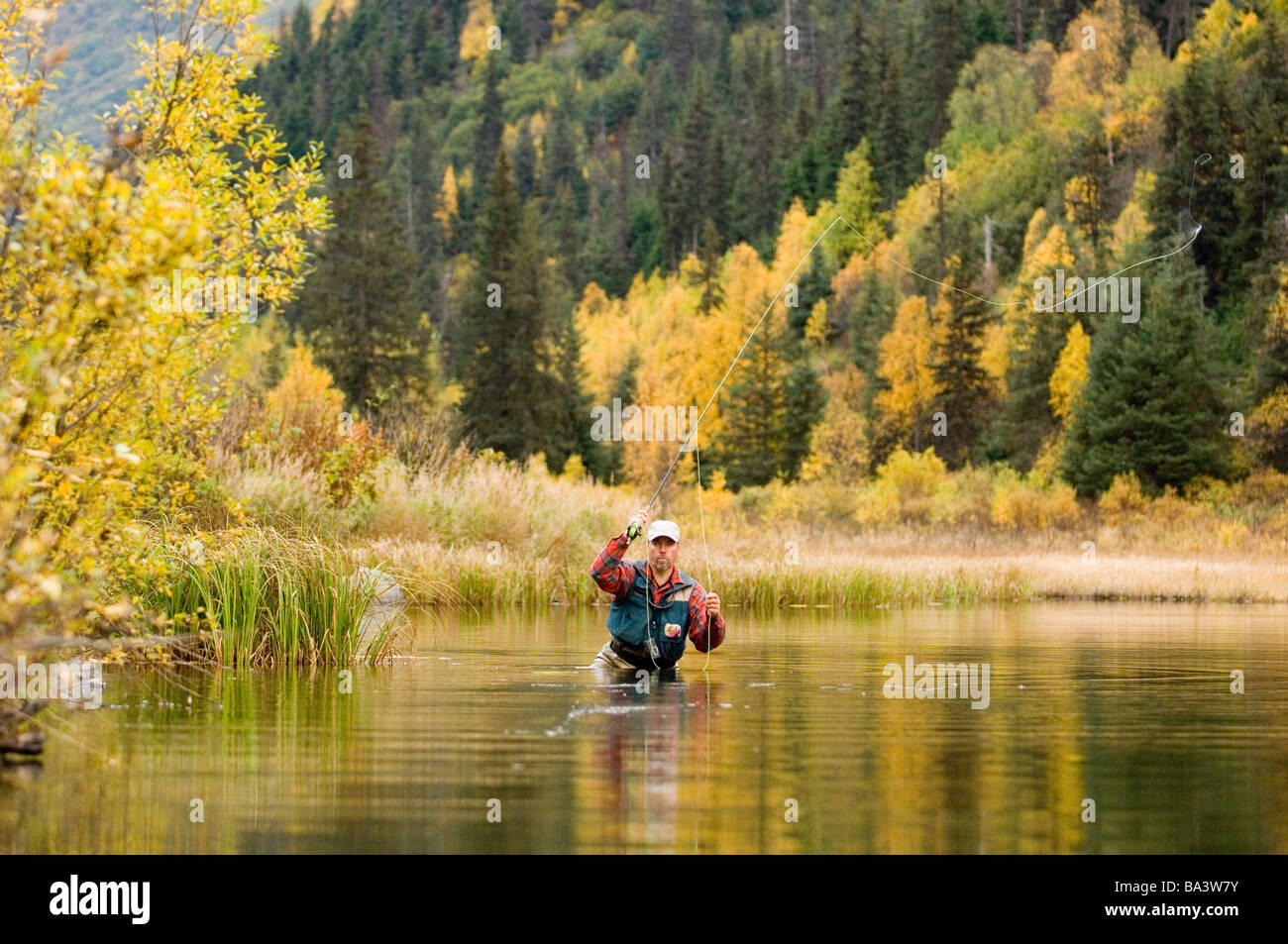 Flyfisherman moulage dans les eaux profondes de la rivière russe île de Kenai en Alaska l'automne Banque D'Images
