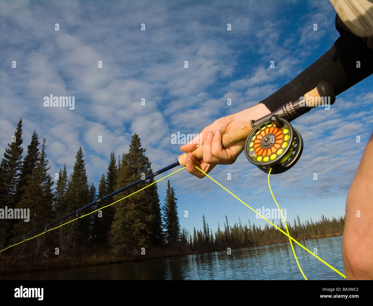 Pêcheur de mouche jette aux écoles de saumon coho dans le Delta de la rivière Clearwater en Alaska Banque D'Images