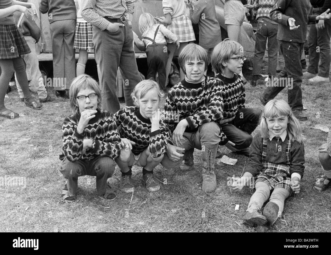 Années 70, photo en noir et blanc, les gens, les enfants, quatre garçons, petite fille, vêtements identiques, les frères et sœurs, les enfants de la rue, âgés de 8 à 12 ans, de 4 à 5 ans Banque D'Images