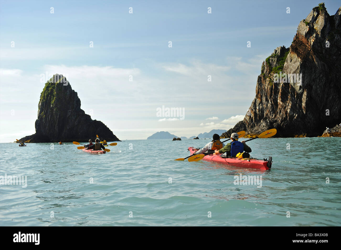 Les visiteurs bénéficient d'une journée de randonnée en kayak près de Bulldog Cove dans Kenai Fjords National Park, Alaska Banque D'Images