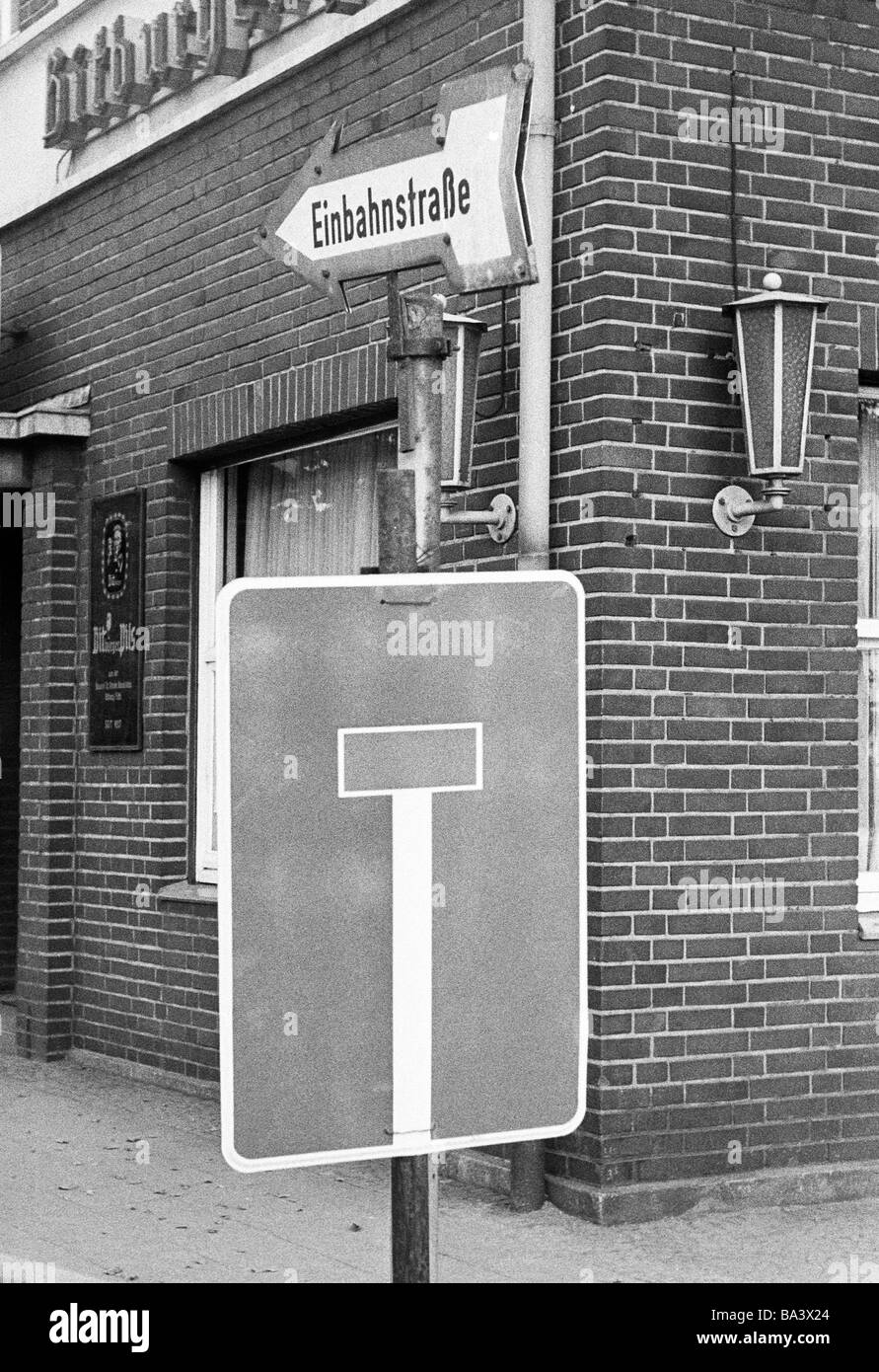 Années 70, photo en noir et blanc, de l'humour, photographie de produits, deux panneaux de circulation à l'accès à une route, 'one-way road' et 'rue sans issue" Banque D'Images