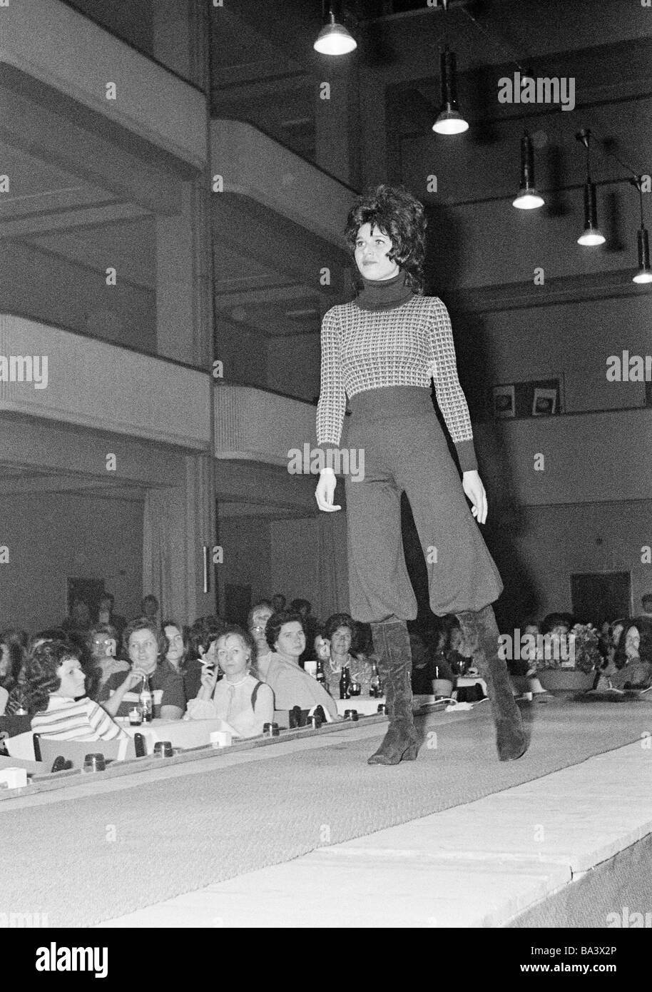 Années 70, photo en noir et blanc, 1971 Événement culturel dans l'exceptionnel quartier du Lichthof de l'école de commerce de Bottrop, défilé de mode, mannequin sur le podium, âgés de 20 à 25 ans, D-Bottrop, Ruhr, Rhénanie du Nord-Westphalie Banque D'Images