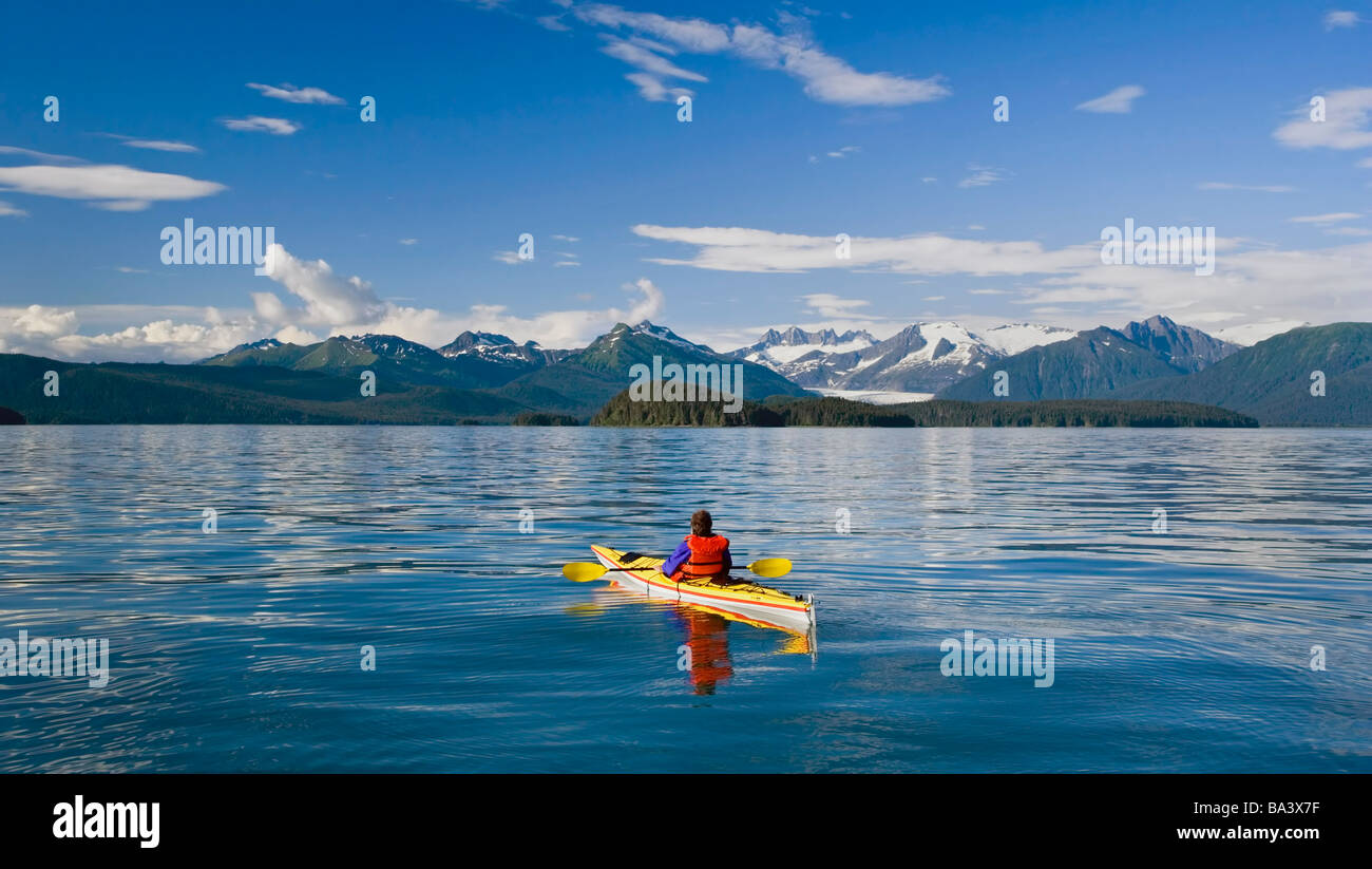 Kayakiste de mer dans le passage de l'intérieur près de Juneau Glacier Mendenhall visualisation Mtns côte sud-est de l'AK de l'été Banque D'Images