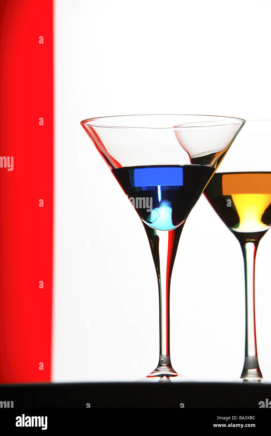 Curaçao Bleu Cocktail brandy d'abricot série abordé cocktail-verres Verres Liquides boissons alcoolisées-différemment de couleur bleue Banque D'Images