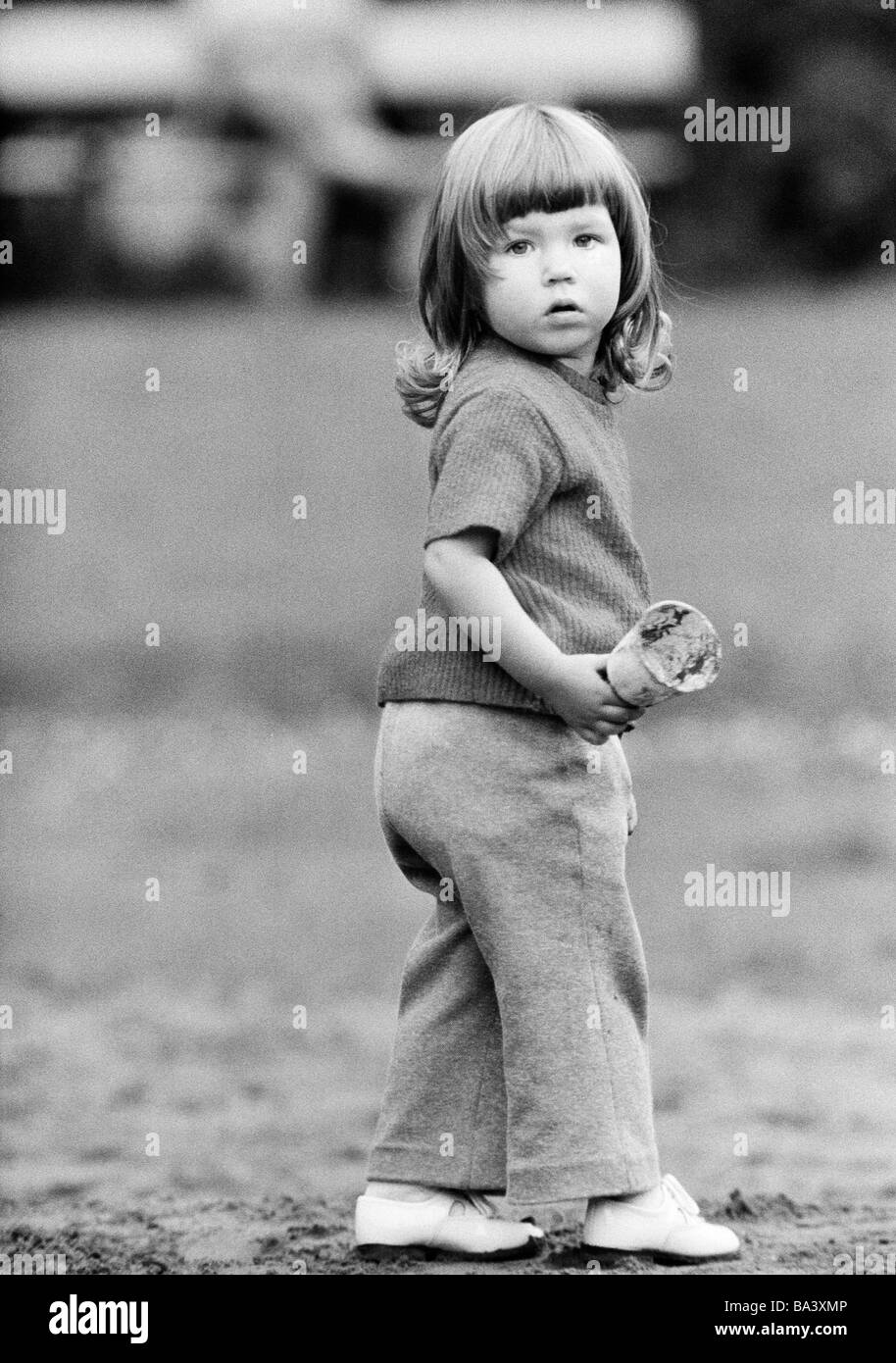 Années 70, photo en noir et blanc, les gens, les enfants, petite fille,  âgés de 2 à 3 ans Photo Stock - Alamy