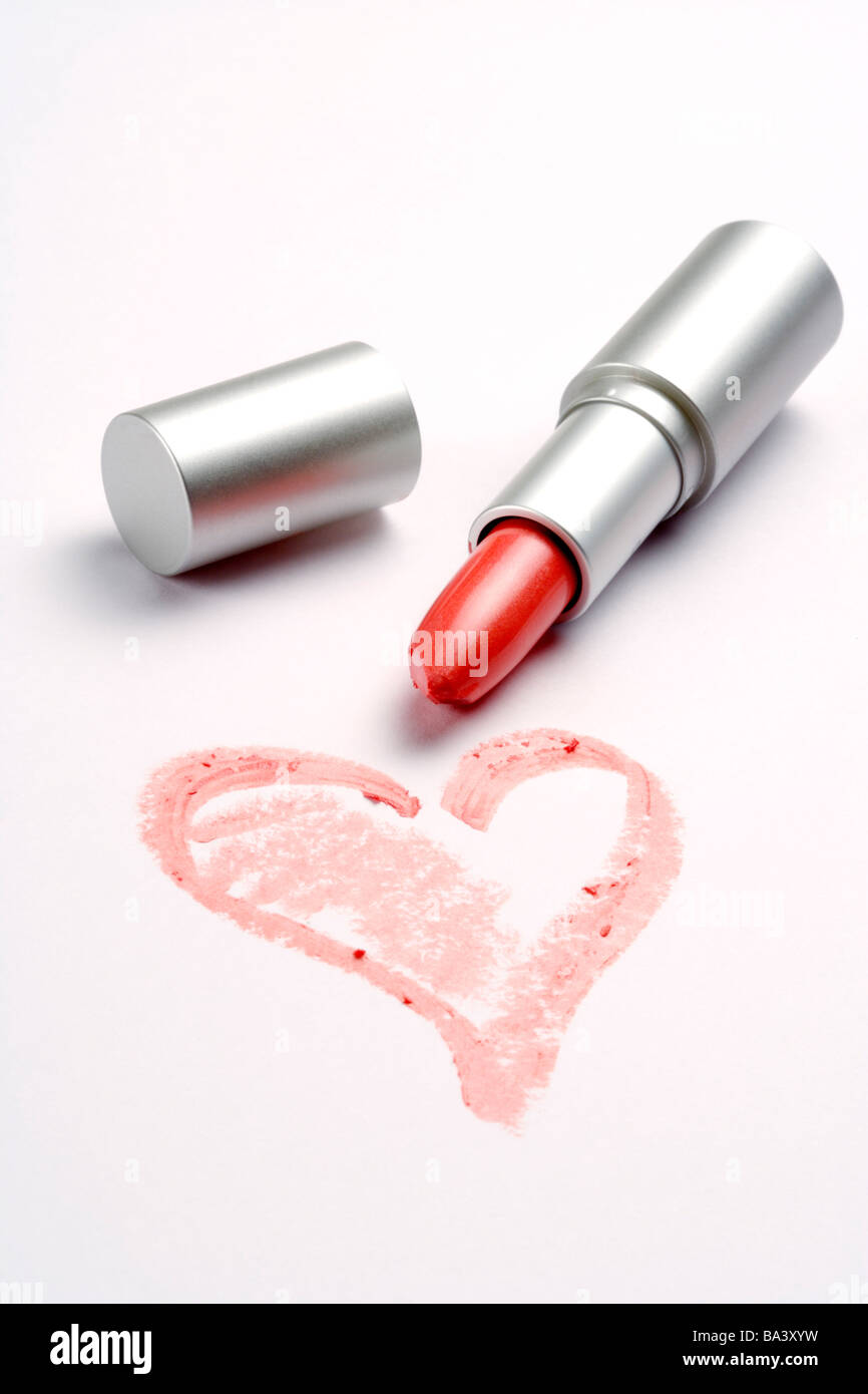 Forme de coeur a attiré par le rouge à lèvres Photo Stock - Alamy