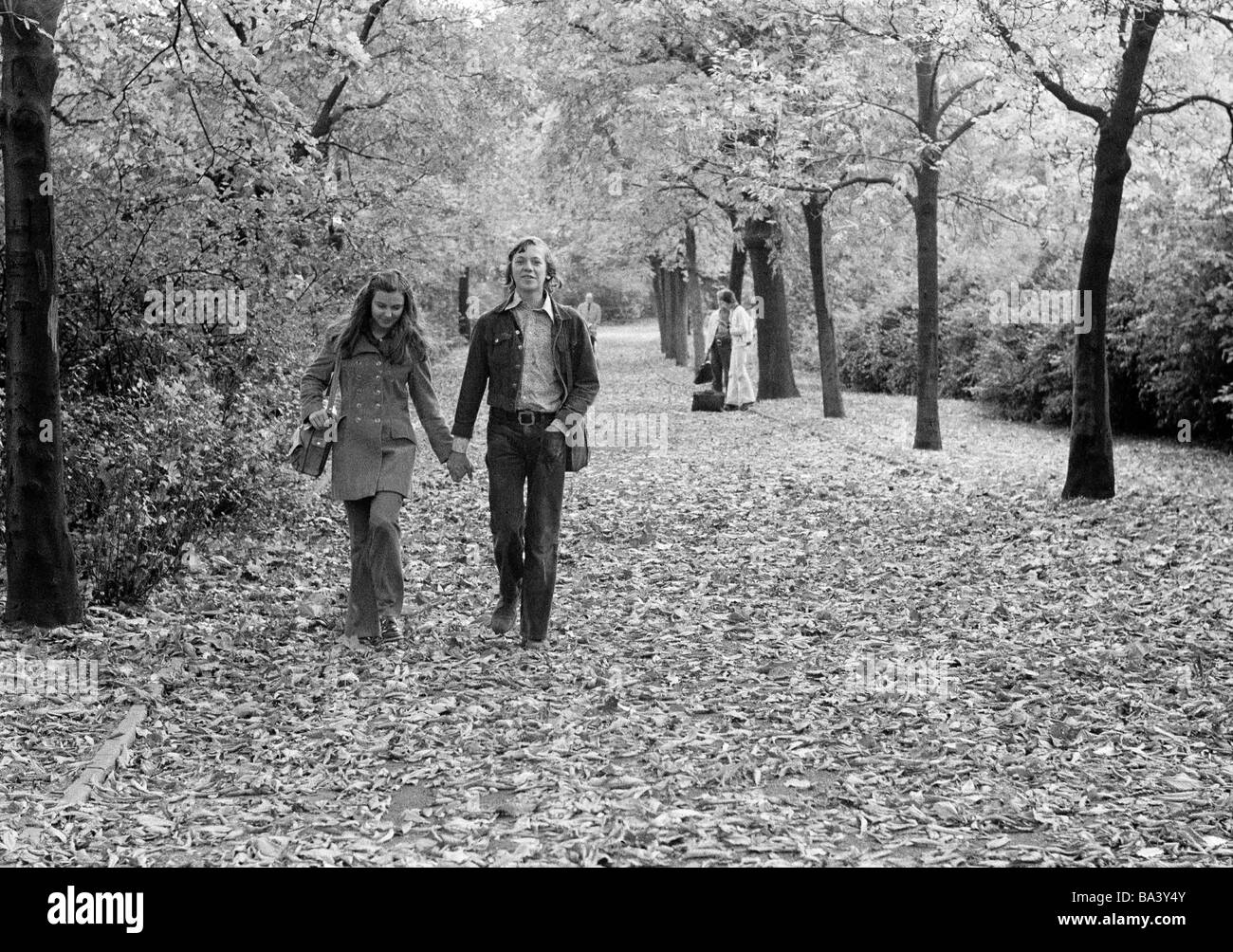Années 70, photo en noir et blanc, automne, jeune couple entreprend une promenade dans le parc, de 16 à 20 ans, D-Bottrop, Ruhr, Rhénanie du Nord-Westphalie Banque D'Images