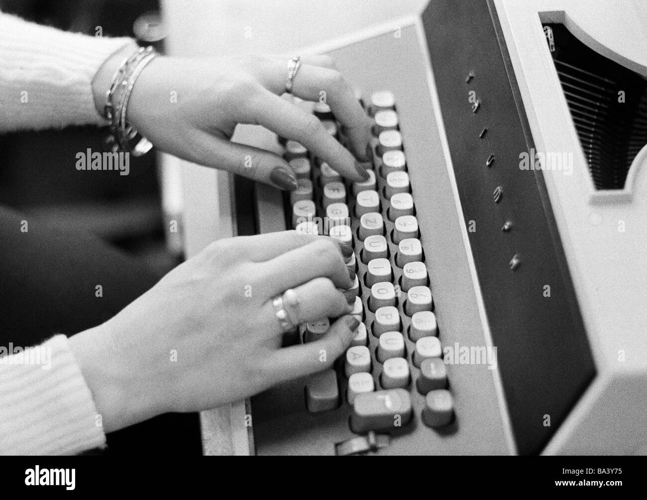 Années 70, photo en noir et blanc, de l'économie, travail, profession, commis de bureau types sur une machine à écrire, les mains Banque D'Images