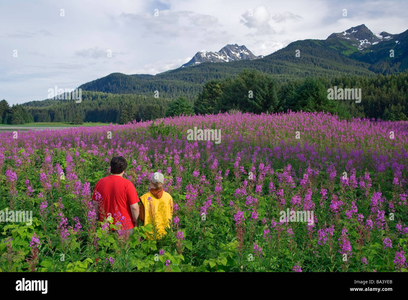 Couple hiking parmi l'Amirauté l'épilobe est la forêt nationale Tongass Southeast Alaska Summer Banque D'Images
