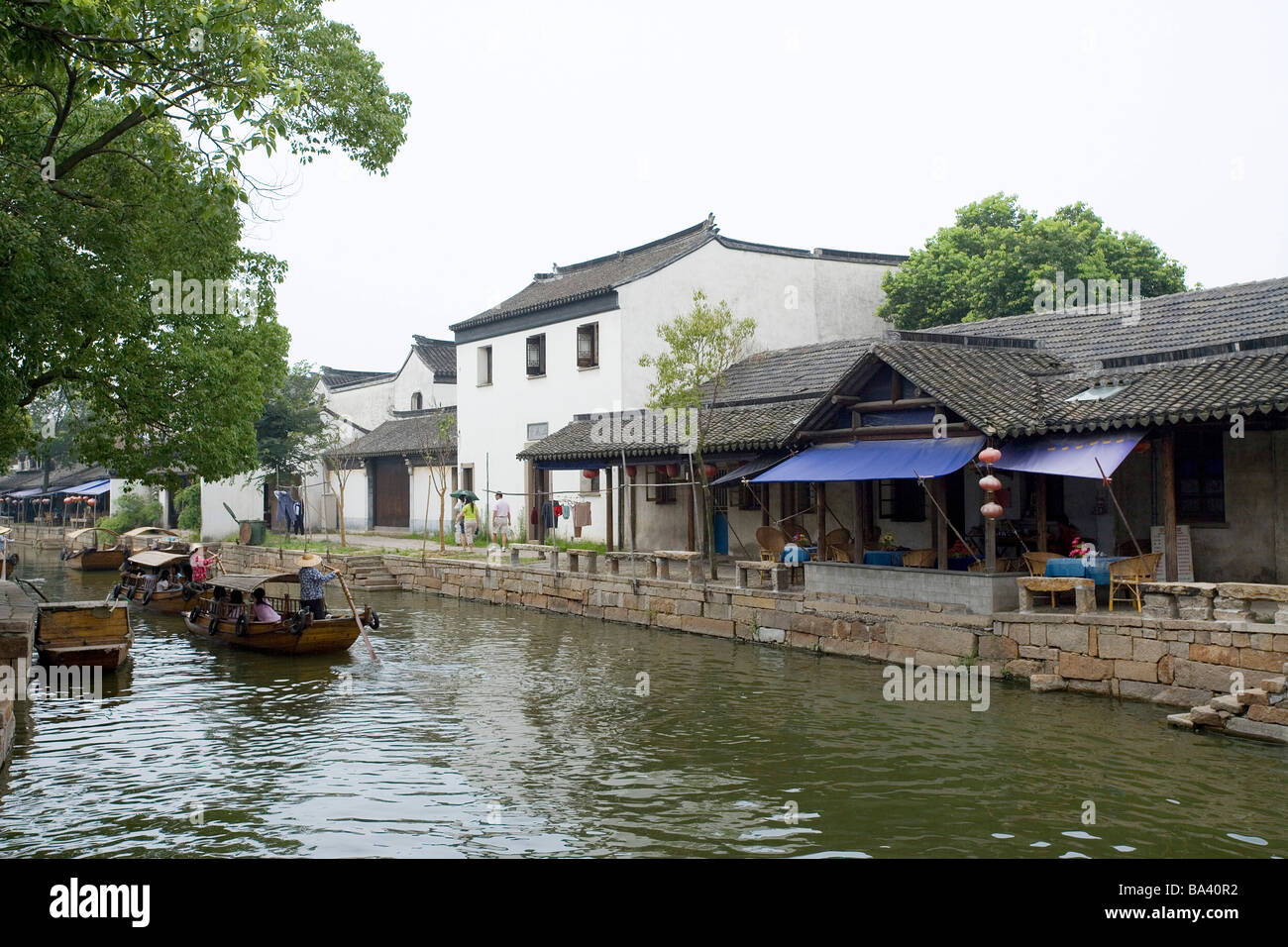 Asie Chine Jiangsu Province Tongli Town barques le long de la rivière dans la ville d'eau Banque D'Images