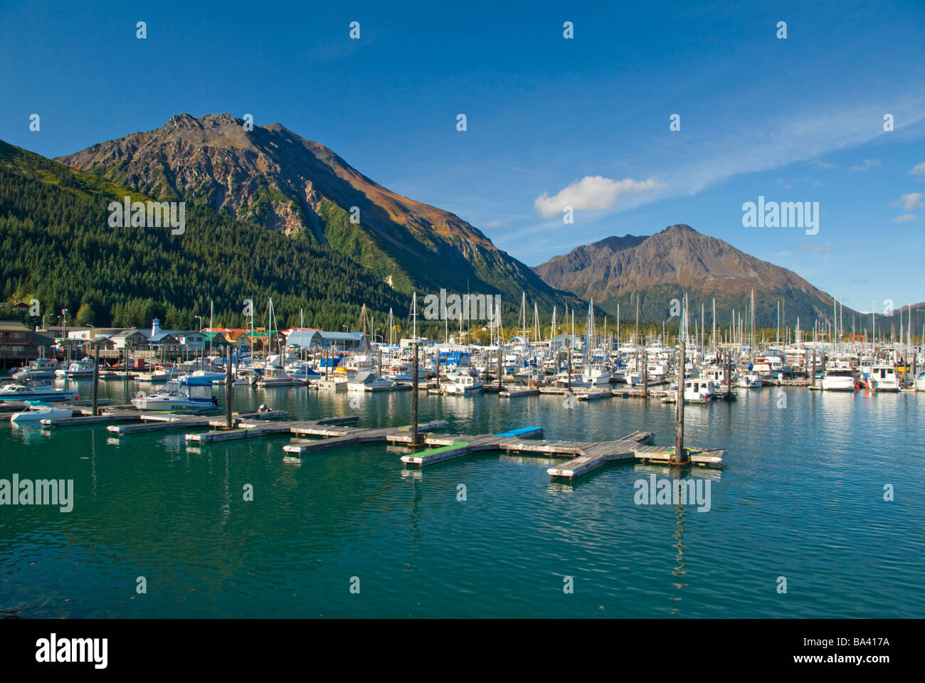 Vue panoramique sur le petit port de Seward Bateau sur la Résurrection Bay sur une journée ensoleillée sur la péninsule de Kenai dans centre Sud de l'Alaska Banque D'Images