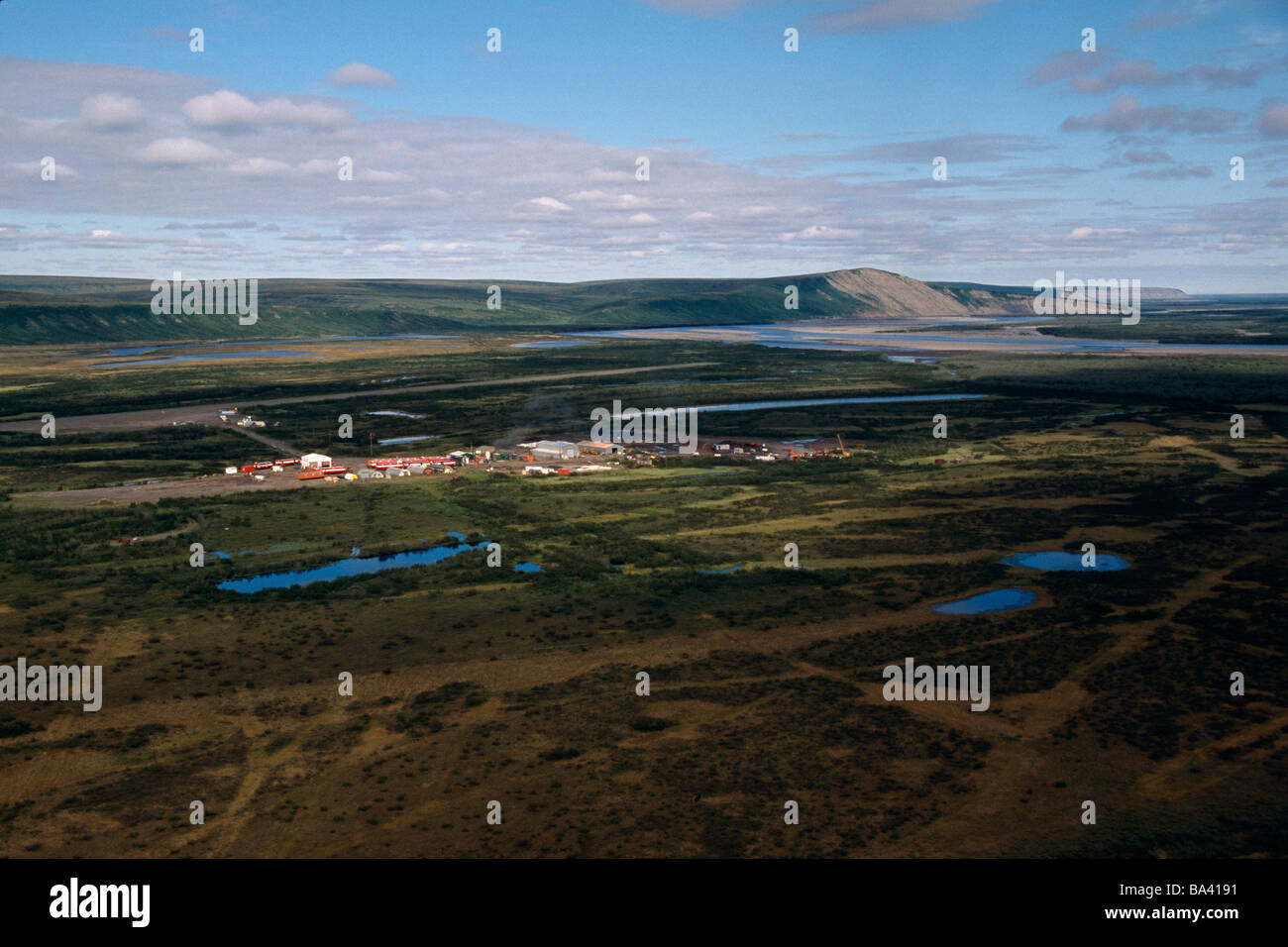 Vue aérienne de la rivière Colville sur Umiat village, réserve nationale de pétrole de l'Arctique, l'Alaska, l'été. Banque D'Images