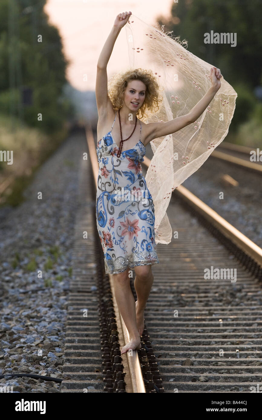 Jeune femme robe d'été pieds nus dans les rails de chemin de fer série  soldes gaiement les gens de 20 à 30 ans robe de soie collier boucles-cloth  Photo Stock - Alamy