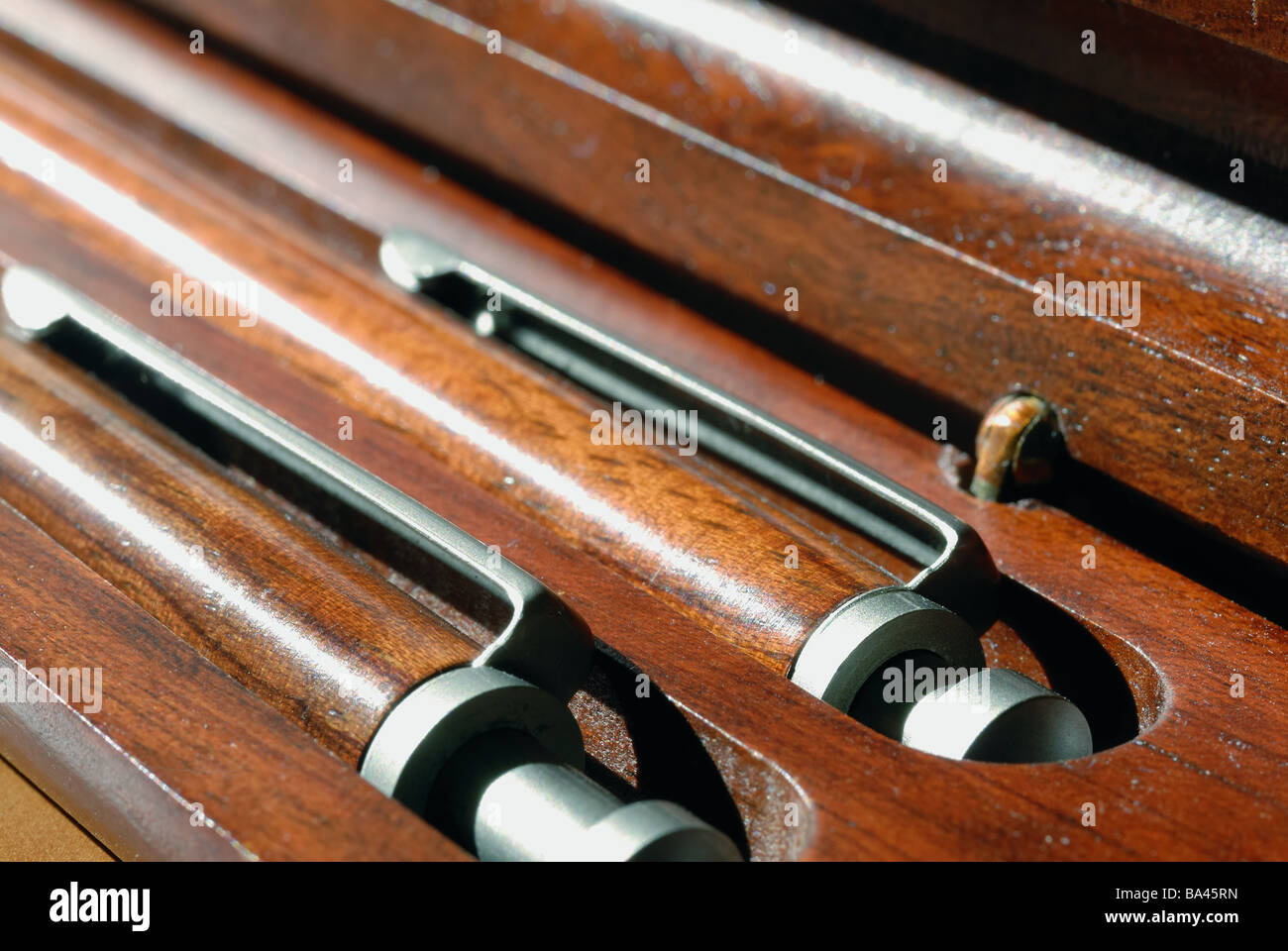 Un cadeau d'enclos dans boîte en bois, close-up Banque D'Images