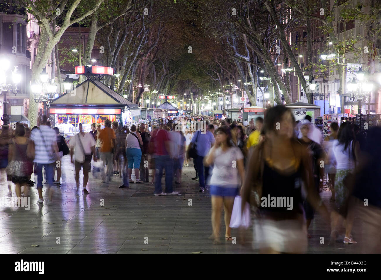 Las Ramblas de Barcelone ville nuit par commnunity autonome de Catalogne nord-est de l'Espagne Banque D'Images