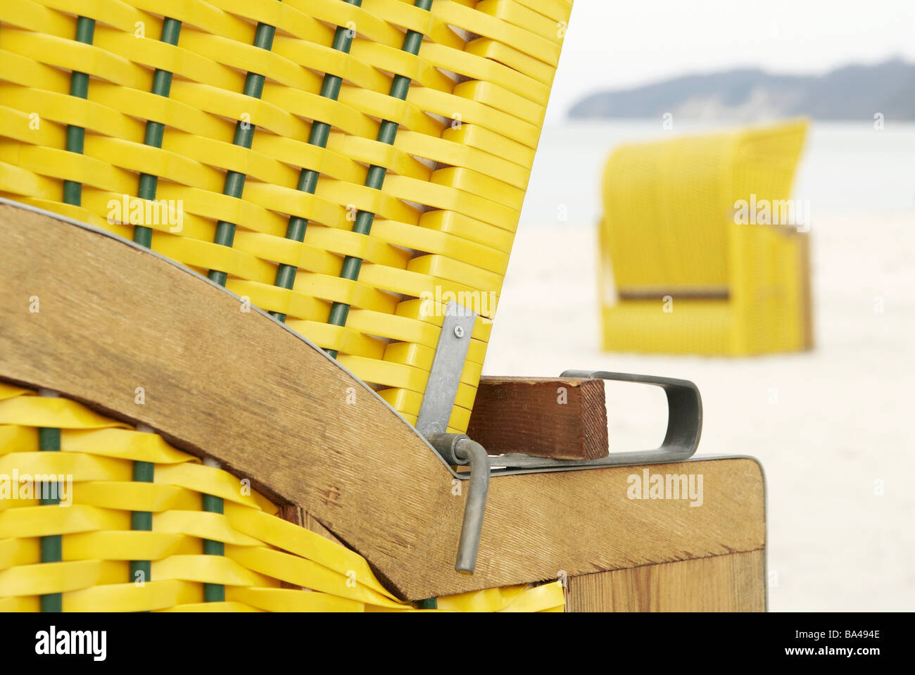La mer de sable de la côte tissé chaises de plage en osier réprimandes jaune Binz Allemagne Mecklembourg-Poméranie-Occidentale en 04/2006 repose beach Banque D'Images
