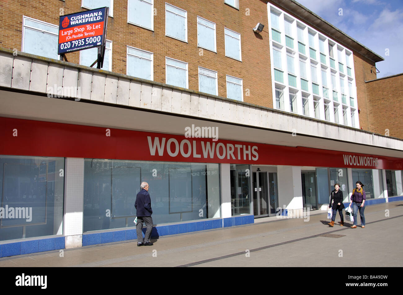 Fermé le magasin Woolworth, Queens Square, Crawley, West Sussex, Angleterre, Royaume-Uni Banque D'Images