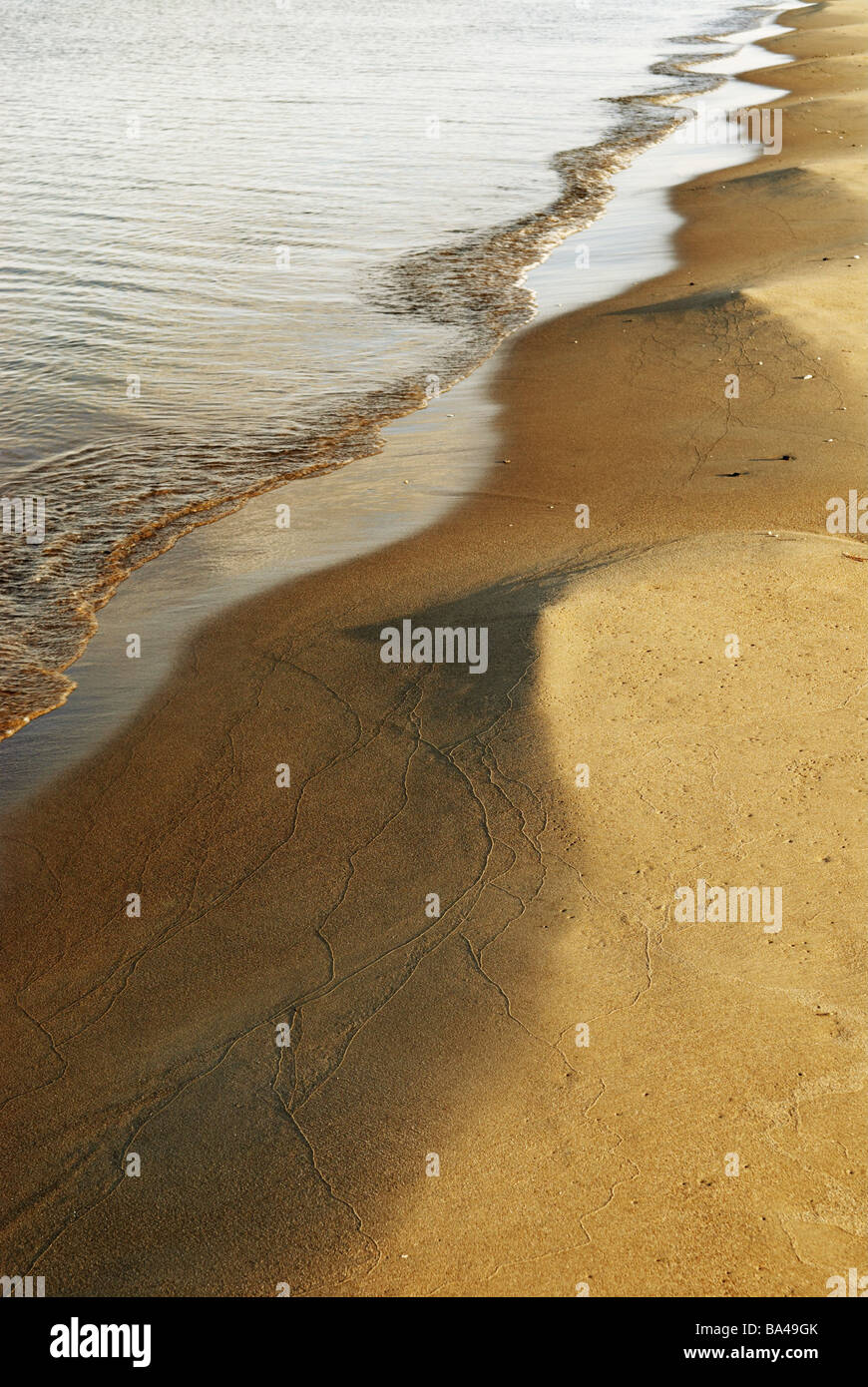 Plage de sable sable eau vagues ombres lumière pulvérisation 04/2006 coucher du soleil au crépuscule crépuscule soir-l'extérieur de l'humeur isolée du crépuscule Banque D'Images