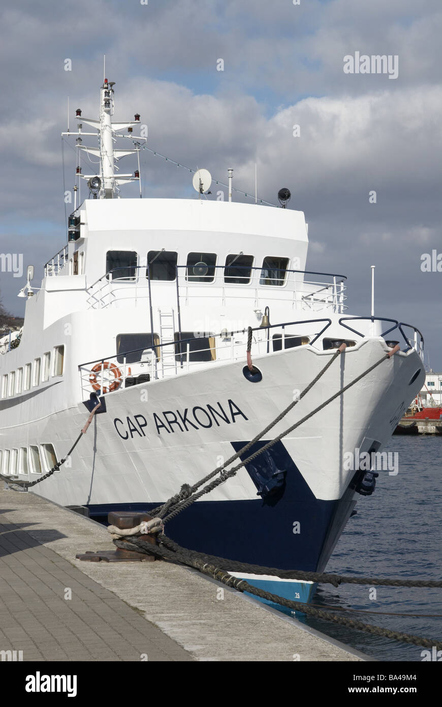 Cap Arkona trip-navire cabine avc-windows-life preserver harbour quay Poller attaché de rosée de l'eau ciel nuages sait Allemagne Banque D'Images