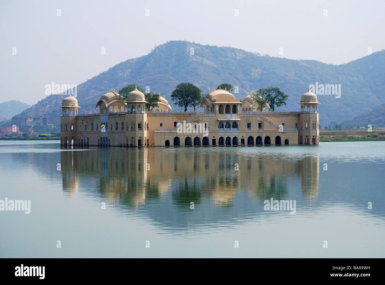 Jal Mahal Palace. Palace situé au coeur de l'homme Sagar Lake dans ville de Jaipur, Rajasthan , Inde Banque D'Images