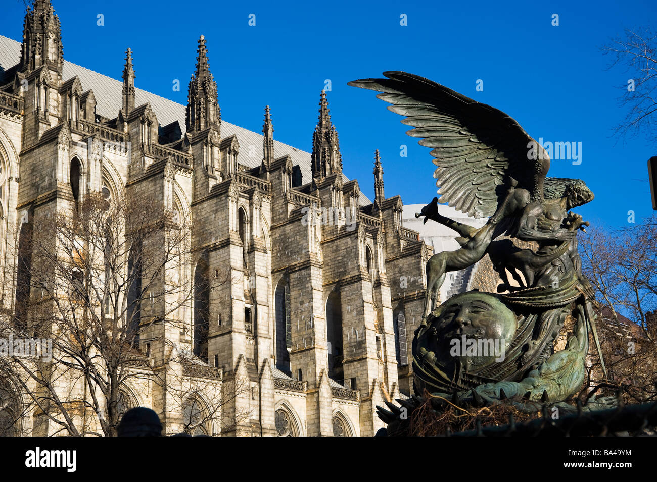 La fontaine de la paix et la cathédrale de St John the Divine. La ville de New York. United States. Banque D'Images