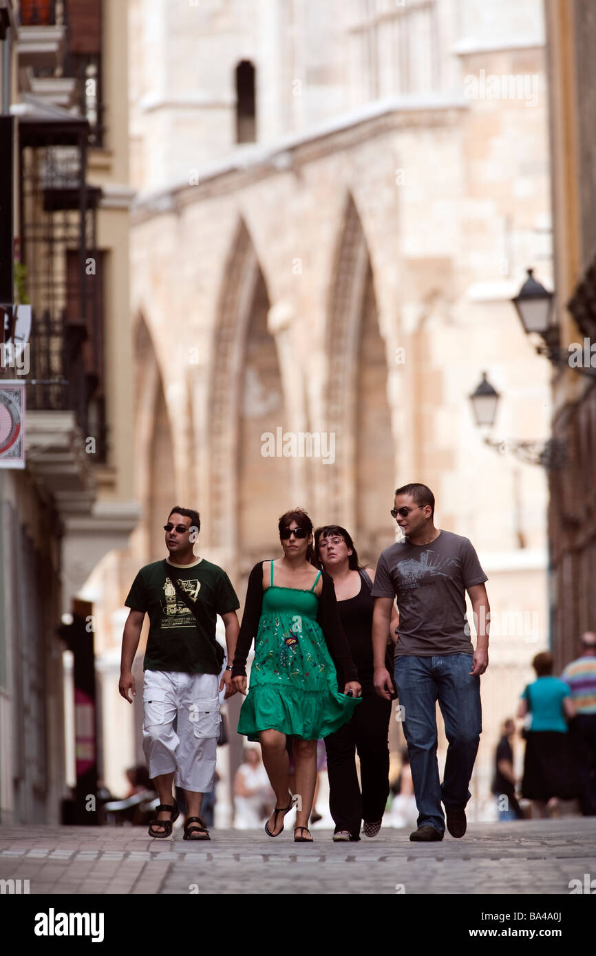 Les jeunes couples marchant dans la rue avec la cathédrale en arrière-plan ville de Leon communauté autonome de Castille et Leon Banque D'Images