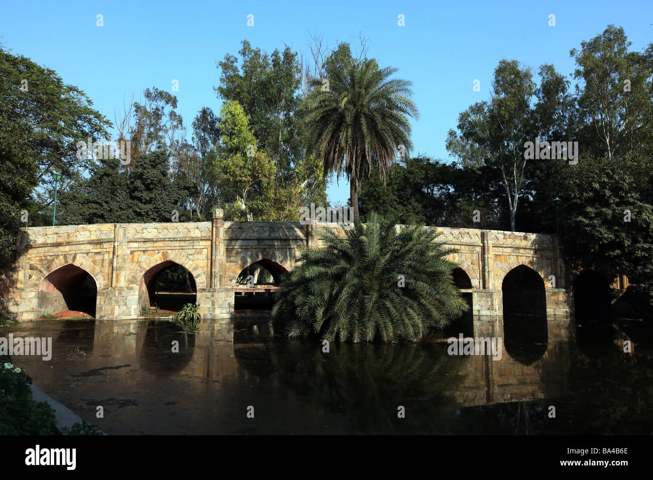 Le Athpula ou huit Piered Pont qui a été construit durant le règne d'Akbar à New Delhi un paisible Jardins Lodhi Banque D'Images