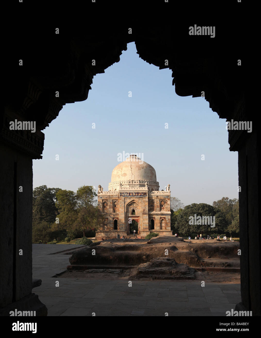 New Delhi's Jardins Lodhi montre le tombeau Sheesh Gumbad vu de l'arrière de l'arceau Bara Gumbad mosque situé dans le parc Banque D'Images