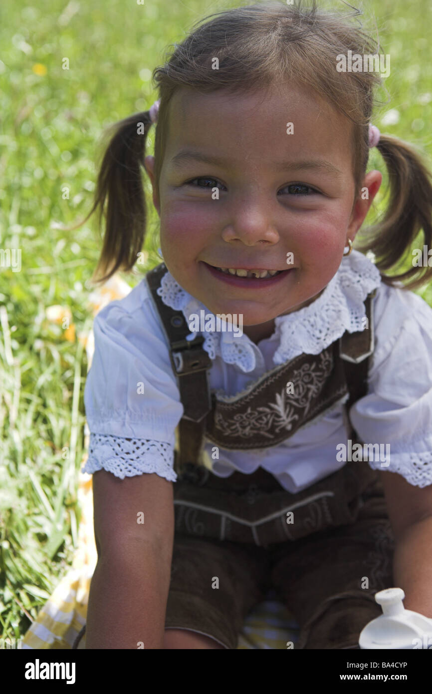 Les filles tenue officielle siege semi souhaitons pre serie portrait enfant 5 10 ans short en cuir chemisier blonde pays d habillement Photo Stock Alamy