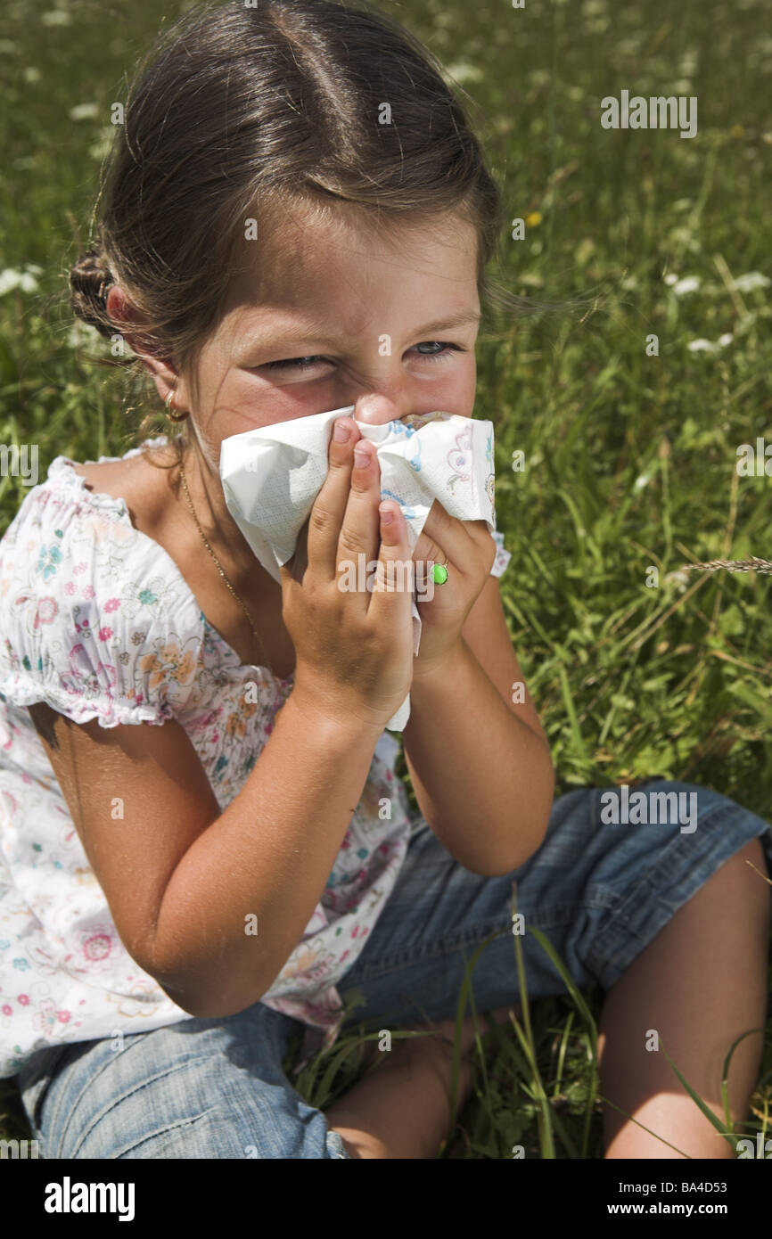 Les filles s'asseoir nez pré série nettoie les gens de 5 à 10 ans enfant schnäuzen de tissus d'été Allergikerin symbole grippe rhume des foins à l'allergie Banque D'Images