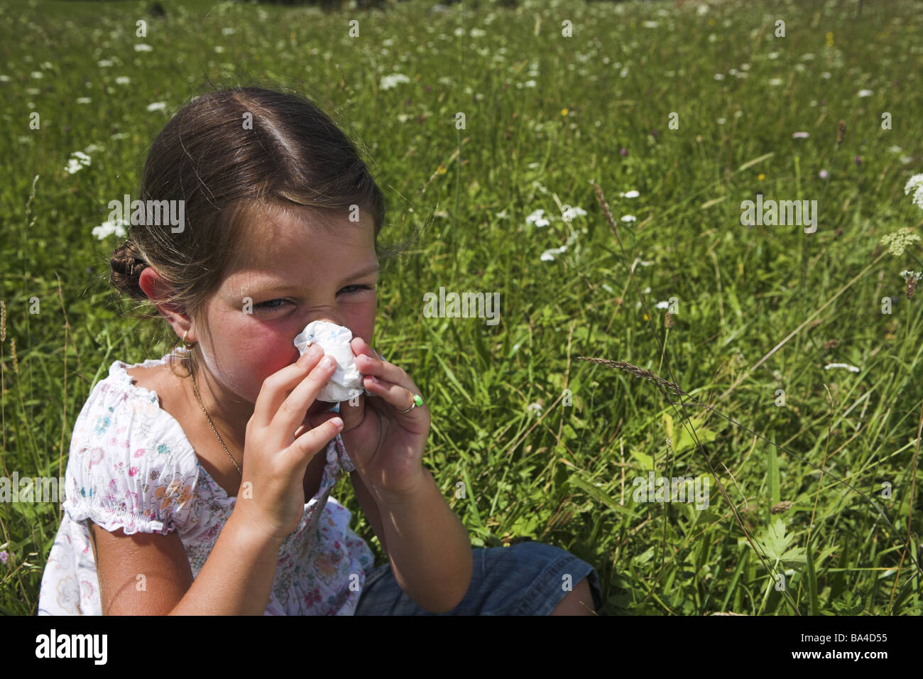 Les filles s'asseoir nez pré série nettoie les gens de 5 à 10 ans enfant schnäuzen de tissus d'été Allergikerin symbole grippe rhume des foins à l'allergie Banque D'Images