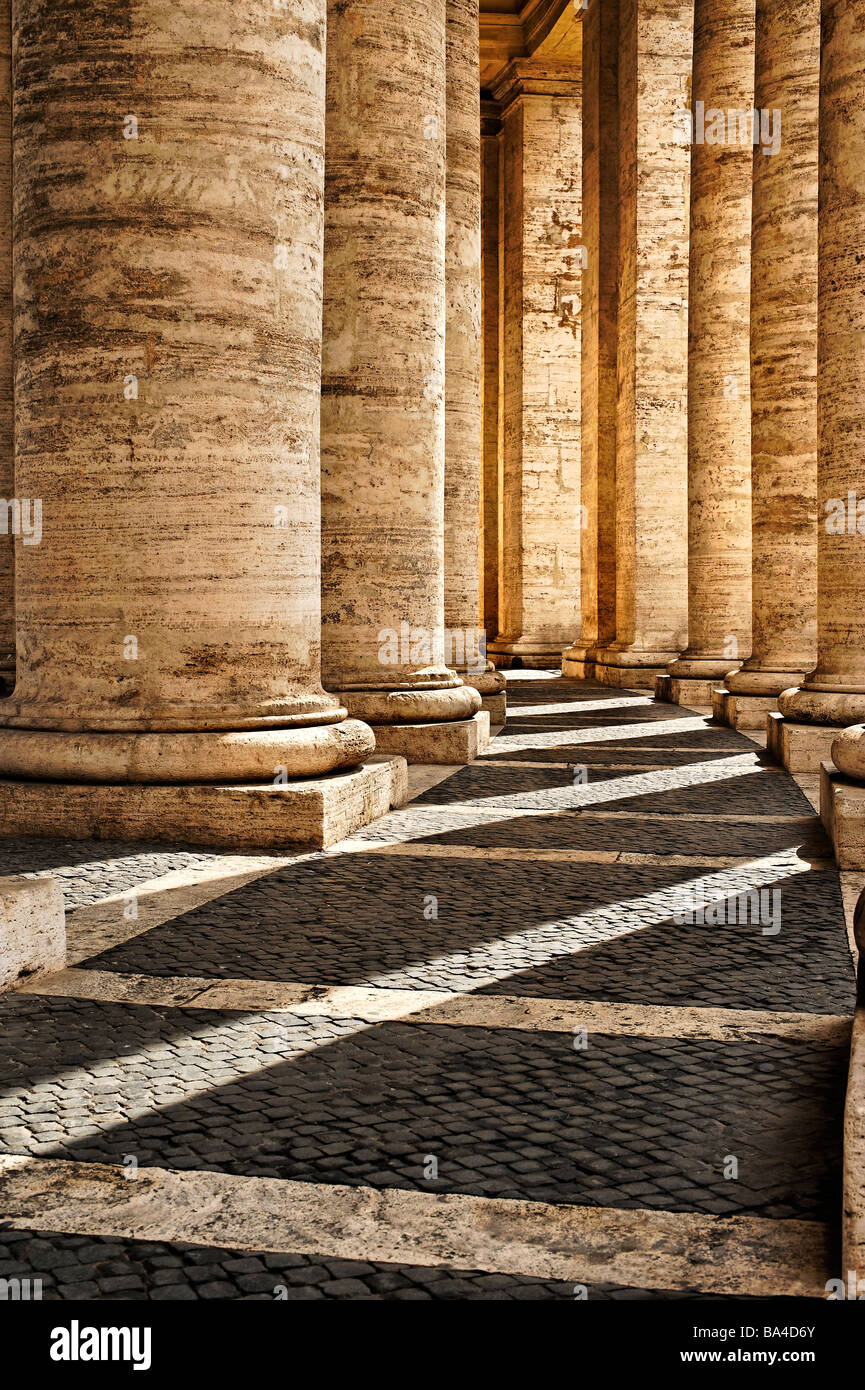 En colonnade du Bernin Piazza San Pietro Rome Banque D'Images