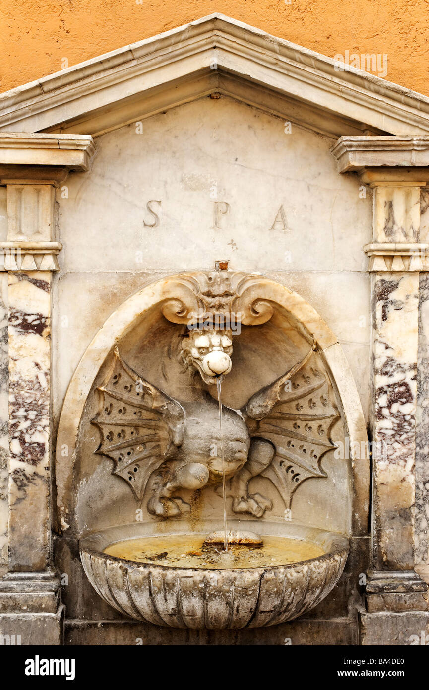 Détail d'une des fontaines de la Via Conciliazione menant au Vatican Banque D'Images