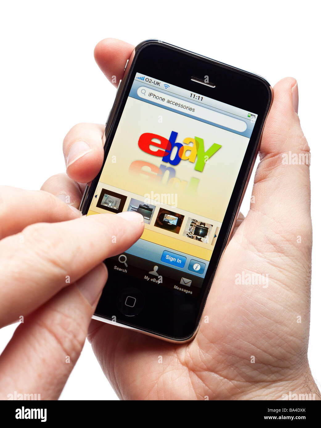 À l'aide de main d'hommes et de l'iPhone en utilisant l'application Ebay sur un smartphone smart phone téléphone mobile Banque D'Images
