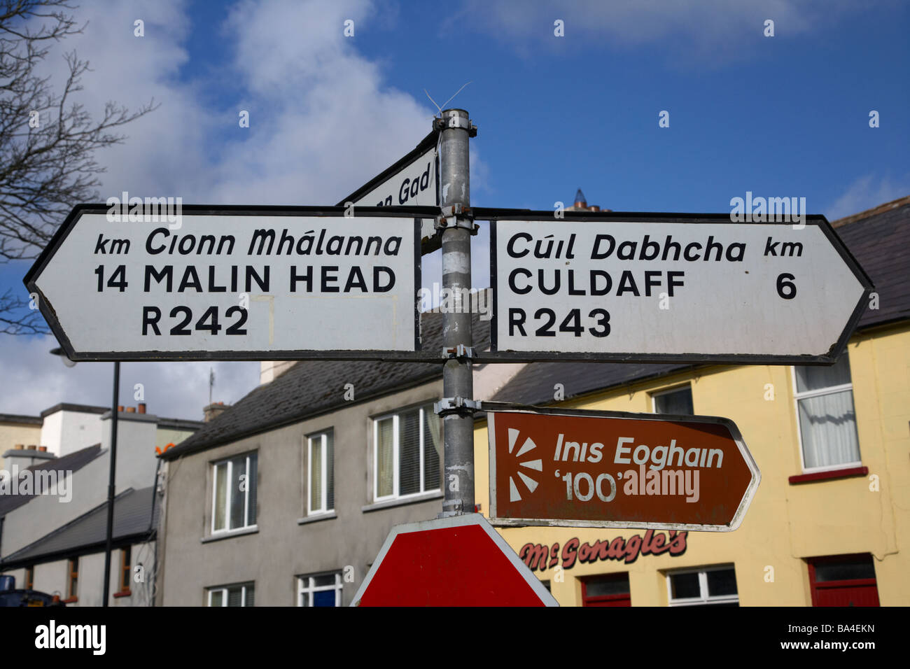 Panneaux bilingues dans la région de malin le comté de Donegal en république d'Irlande Banque D'Images