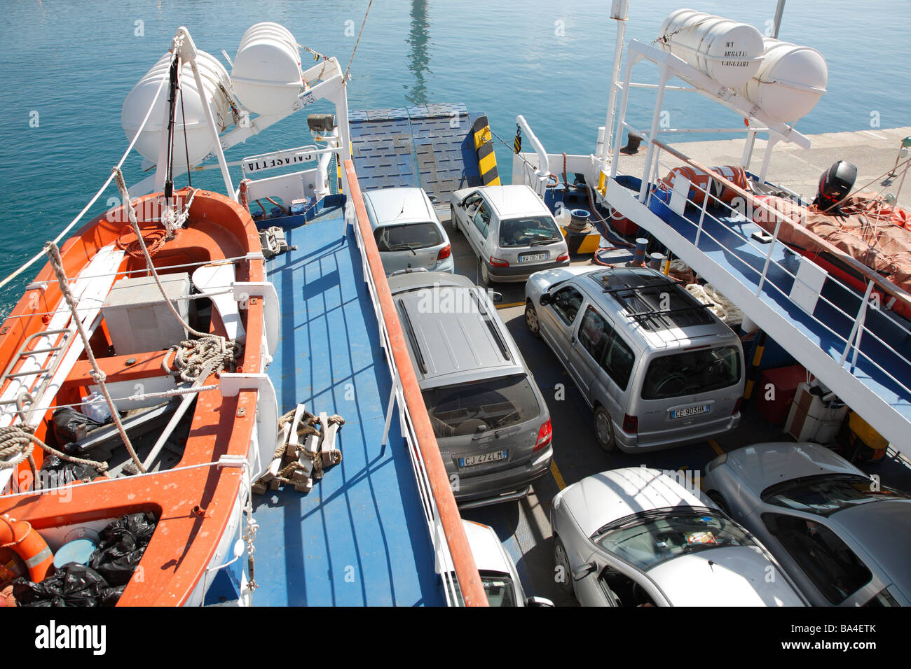 Ferry avec des voitures, Sardaigne, Italie Banque D'Images