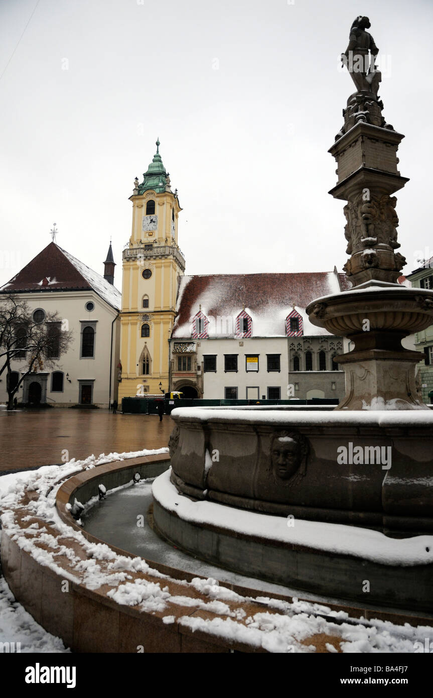 Roland Fontaine en place Hlavne namestie, vieille ville de Bratislava. Banque D'Images