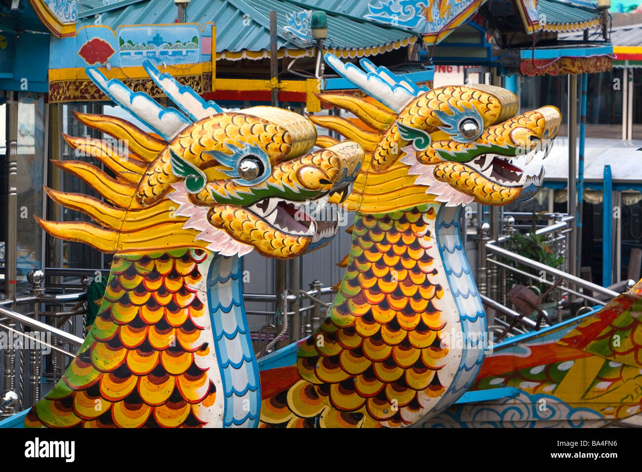 Les bateaux-dragons sur la rivière des Parfums à Hue Vietnam Banque D'Images