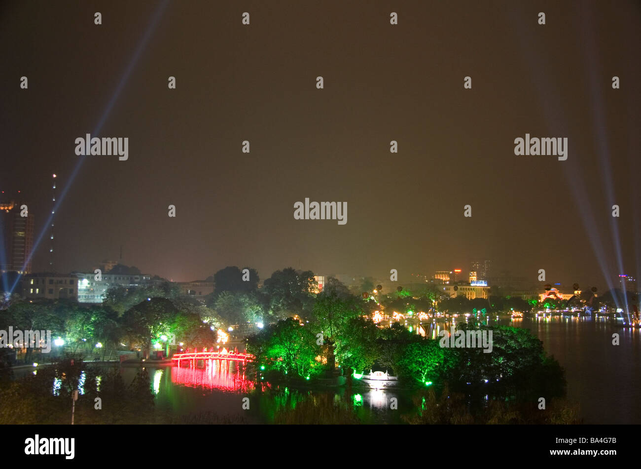 Vue de nuit sur le lac Hoan Kiem et le pont de Huc à Hanoi Vietnam Banque D'Images