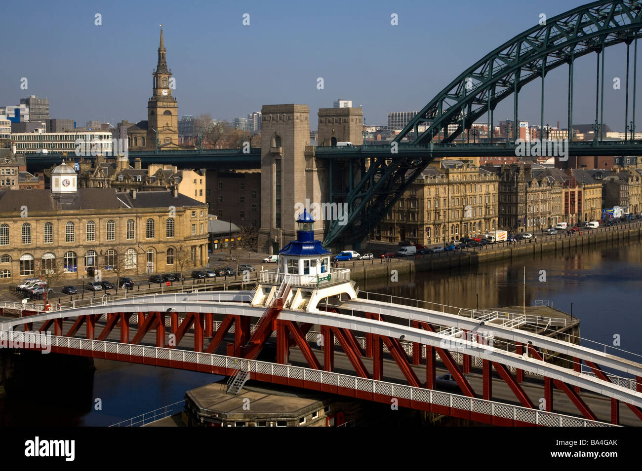 Tyne et rotation des ponts avec les toits de la ville, Newcastle, Gateshead, Angleterre. Banque D'Images