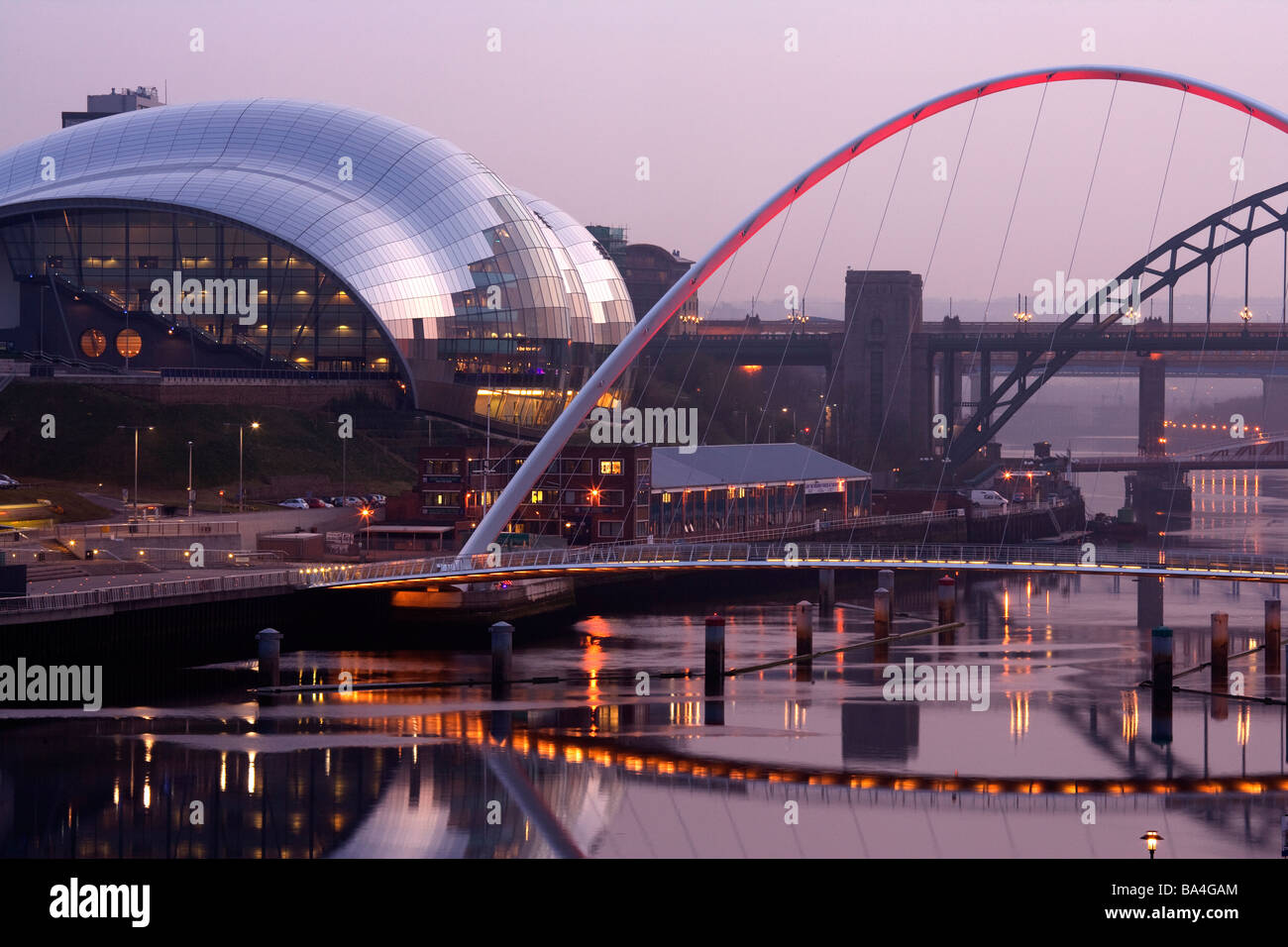 Voir en bas de la rivière Tyne et les ponts,Newcastle upon Tyne, Angleterre,Gateshead. Banque D'Images