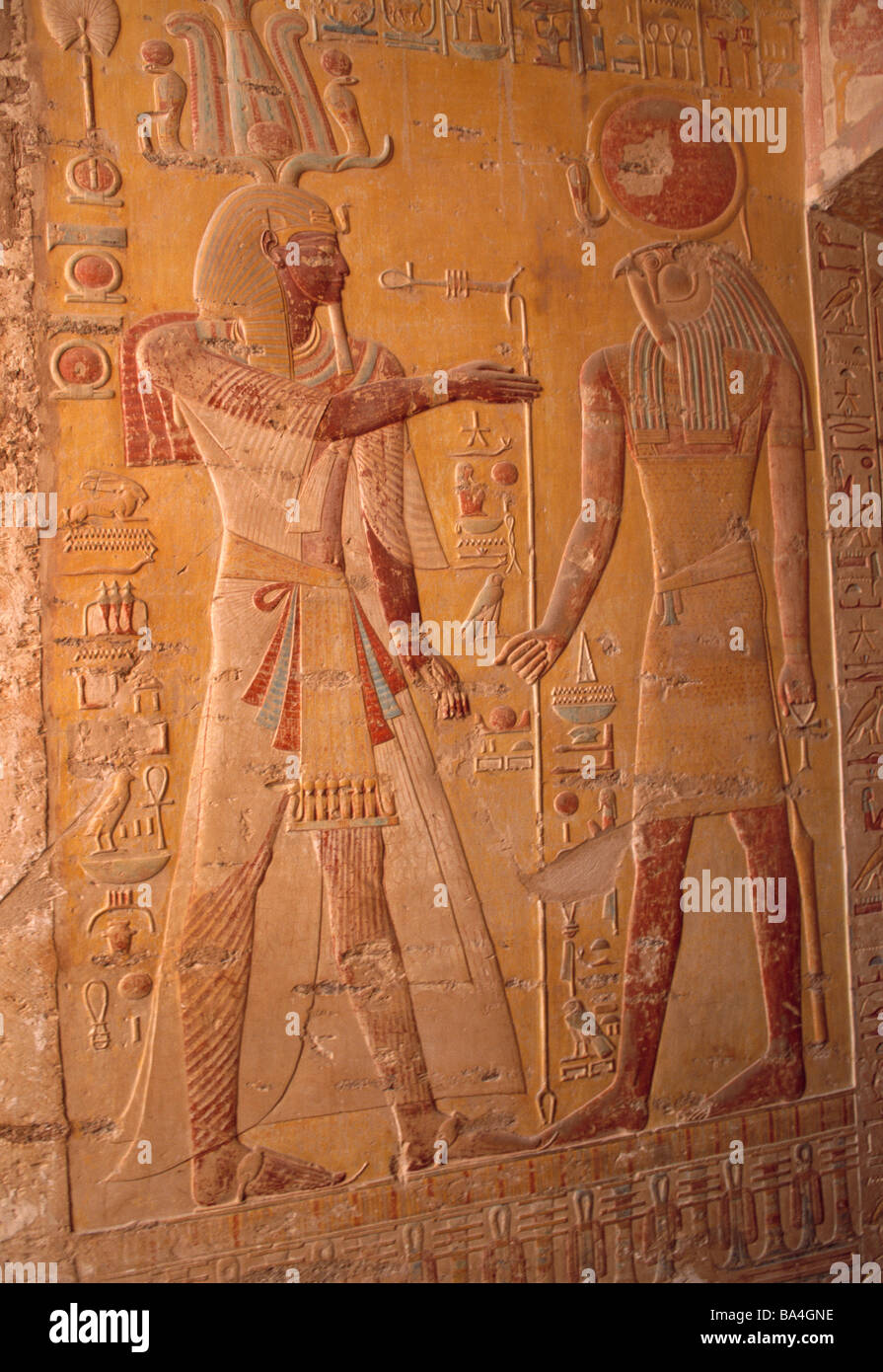 L'allégement de la paroi avec d'hiéroglyphes sur la tombe, Vallée des Rois, Cisjordanie, Luxor, Egypte Banque D'Images