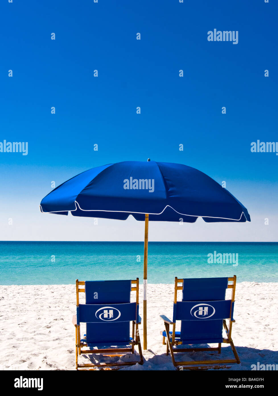 Des parasols sur la plage de sable blanc à Destin, en Floride. Banque D'Images