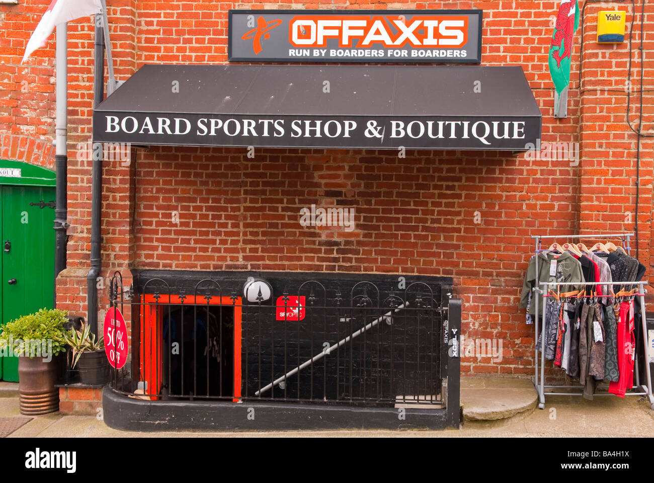Conseils Offaxis sports shop store & boutique gérée par les pensionnaires des pensionnaires à Aldeburgh, Suffolk, UK Banque D'Images