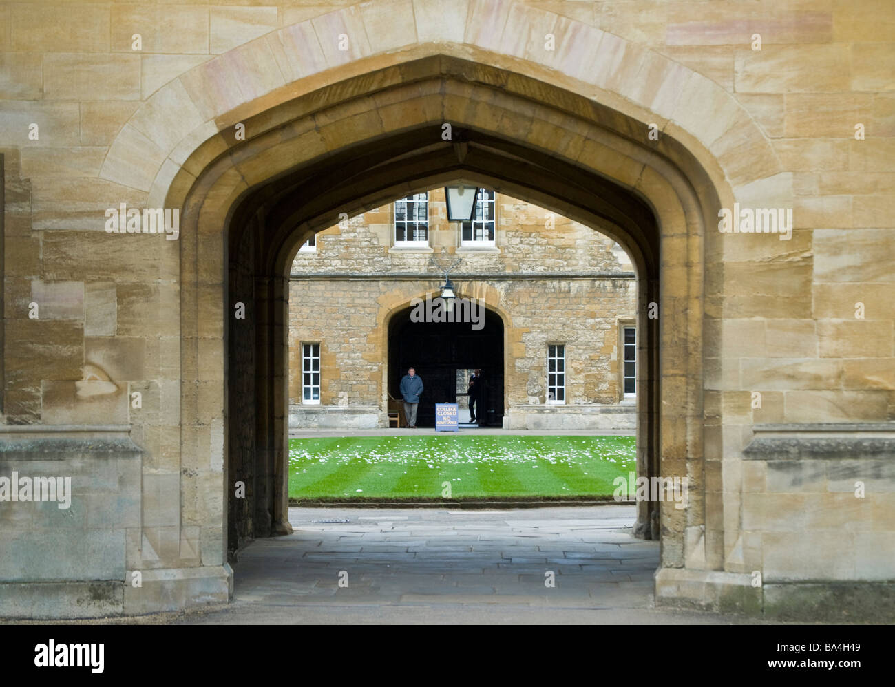 Oxford, Angleterre, Royaume-Uni. New College. À l'intermédiaire de passage à la grande cour jardin Quad Banque D'Images